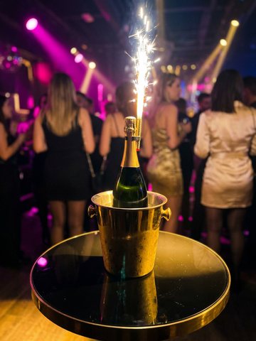 Bouteille de champagne dans un seau à glace